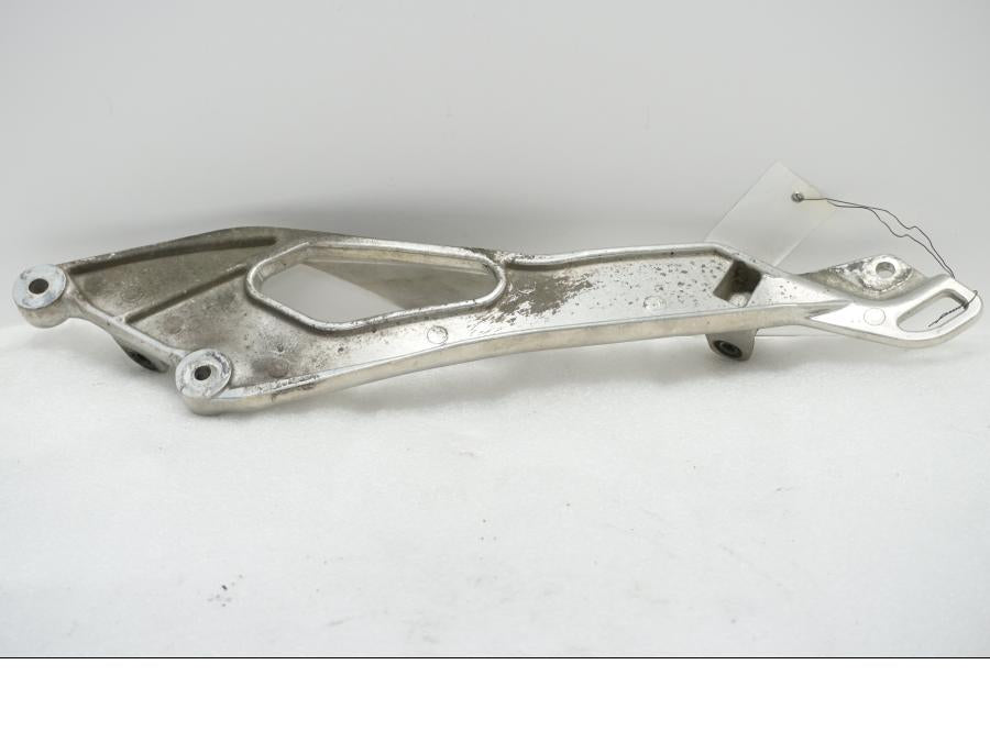 Baksidan på Fotpinnefäste från en Yamaha TDM 900 -2002 motorcykel.