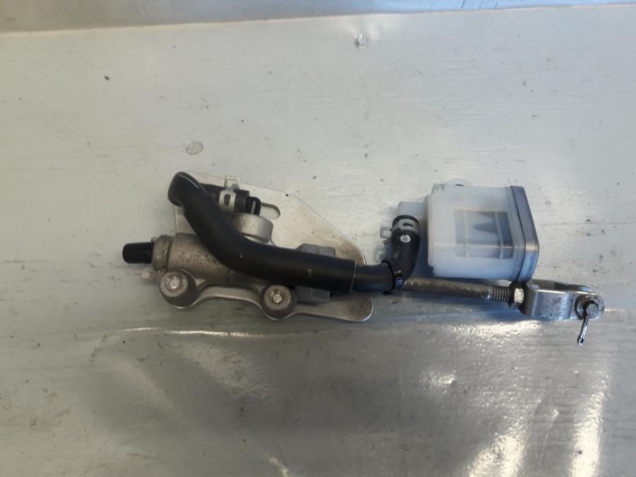 Baksidan på Bromshuvudcylinder från en Suzuki DL 1000 -2018 motorcykel.