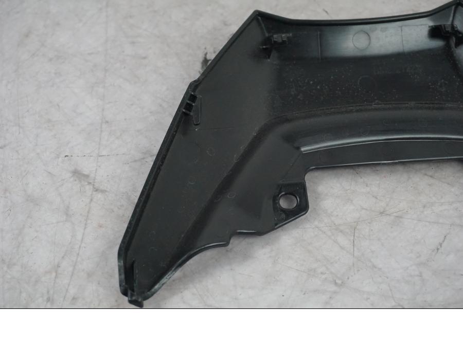 Snett nerifrån på Bakvinge från en Yamaha MT-09 -2024 motorcykel.