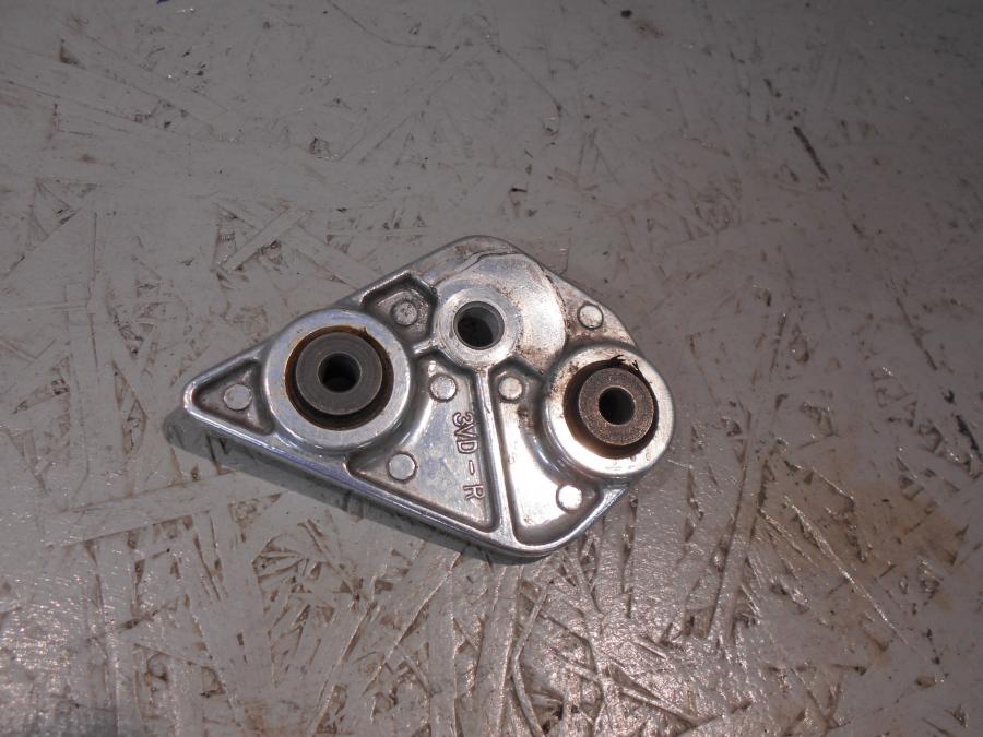 Baksidan på Fotpinnefäste från en Yamaha TDM 850 -1999 motorcykel.