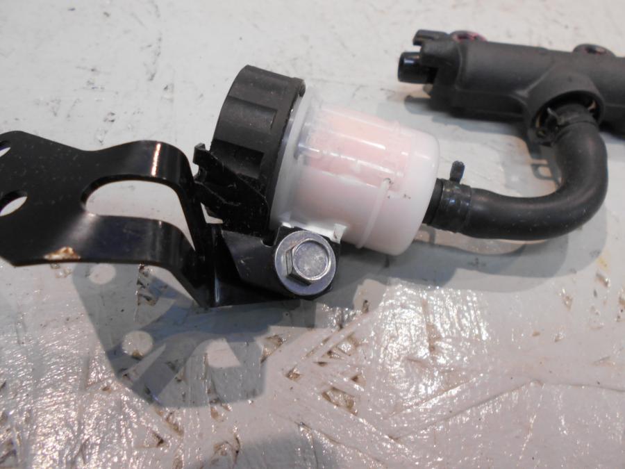 Höger sida på Bromshuvudcylinder från en Kawasaki Ninja H2 -2018 motorcykel.