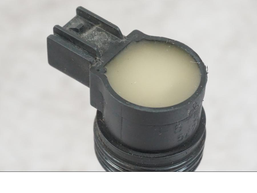 Vänster sida på Tändspole från en Kawasaki ZX-6R -2006 motorcykel.