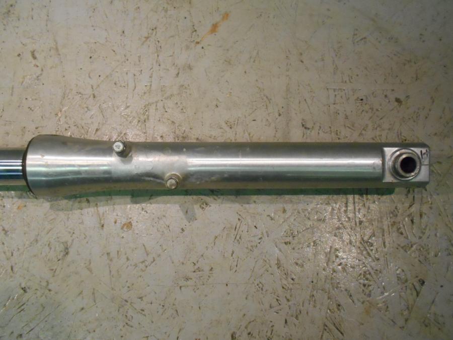 Höger sida på Gaffelben från en Suzuki VS 750 Intruder -1986 motorcykel.