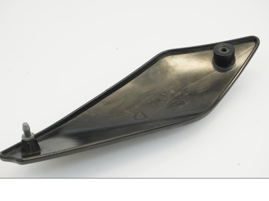 Snett uppifrån på Sidkåpa från en KTM 690 Duke -2012 motorcykel.