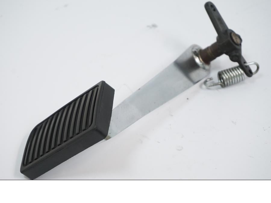 Vänster sida på Bromspedal från en Kawasaki VN 1500 -2002 motorcykel.