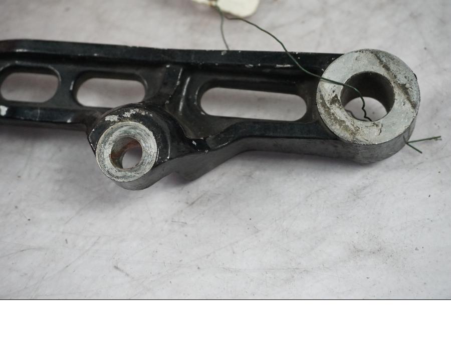 Snett nerifrån på Bromsoksfäste från en Yamaha FZ 750 -1988 motorcykel.