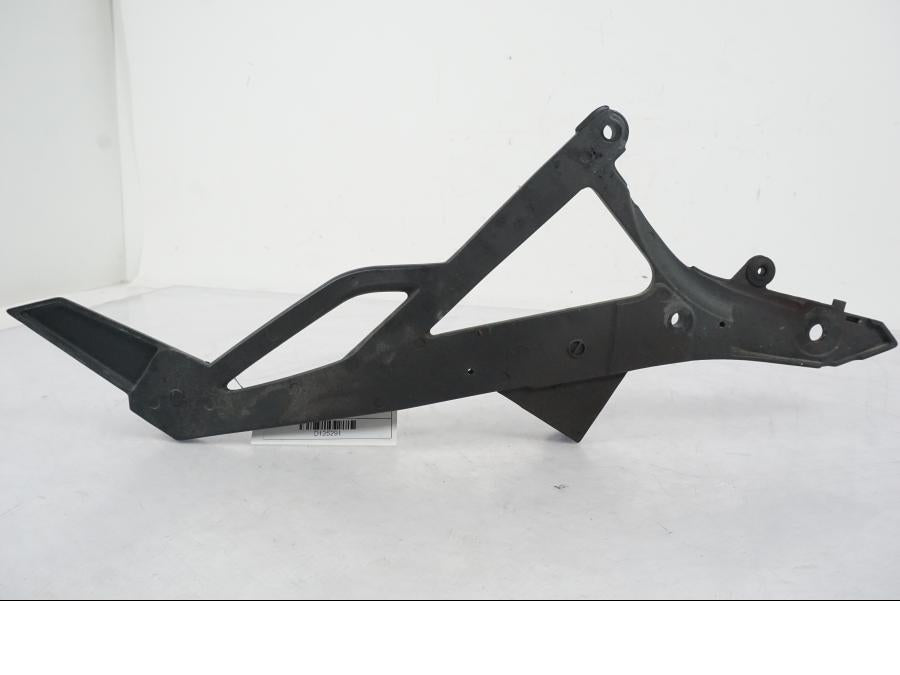 Snett nerifrån på Fotpinnefäste från en Kawasaki ER-6N ABS -2010 motorcykel.