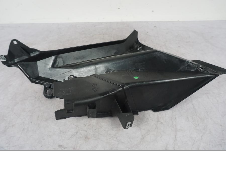 Höger sida på Toppkåpa från en KTM 1290 Super Adventure S -2022 motorcykel.