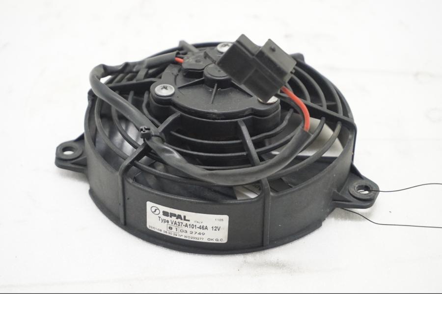 Framsidan pÄ VattenkylflÀkt frÄn en Aprilia SL 750 Shiver -2008 motorcykel.