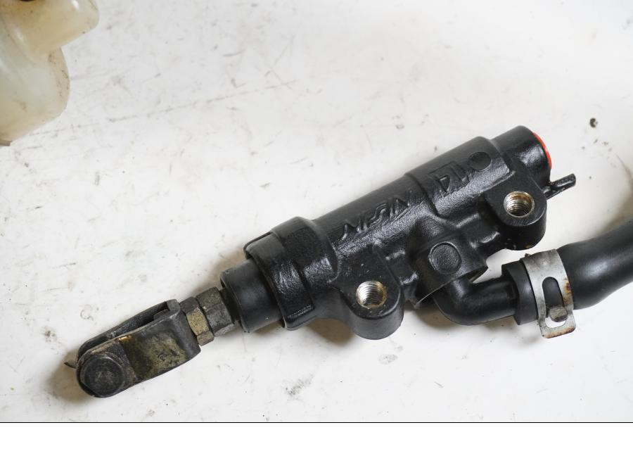 Vänster sida på Bromshuvudcylinder från en Yamaha XTZ 750 -1991 motorcykel.