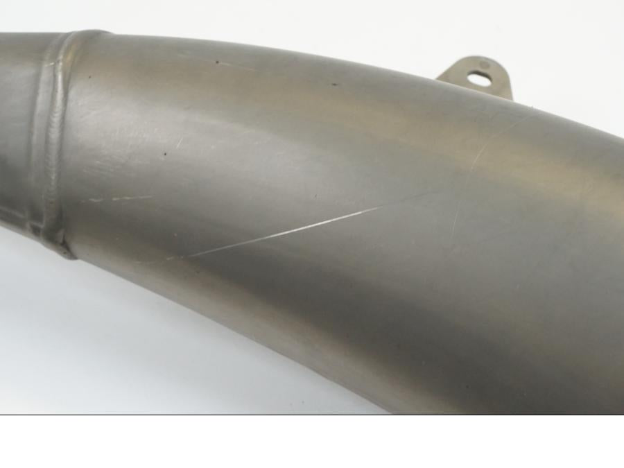 Snett nerifrån på Ljuddämpare från en Suzuki GSX-R 1000 -2009 motorcykel.