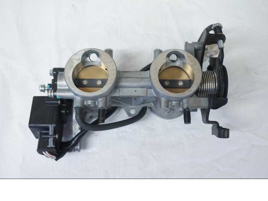 Snett uppifrån på Spjällhus från en Kawasaki ER-6N -2006 motorcykel.