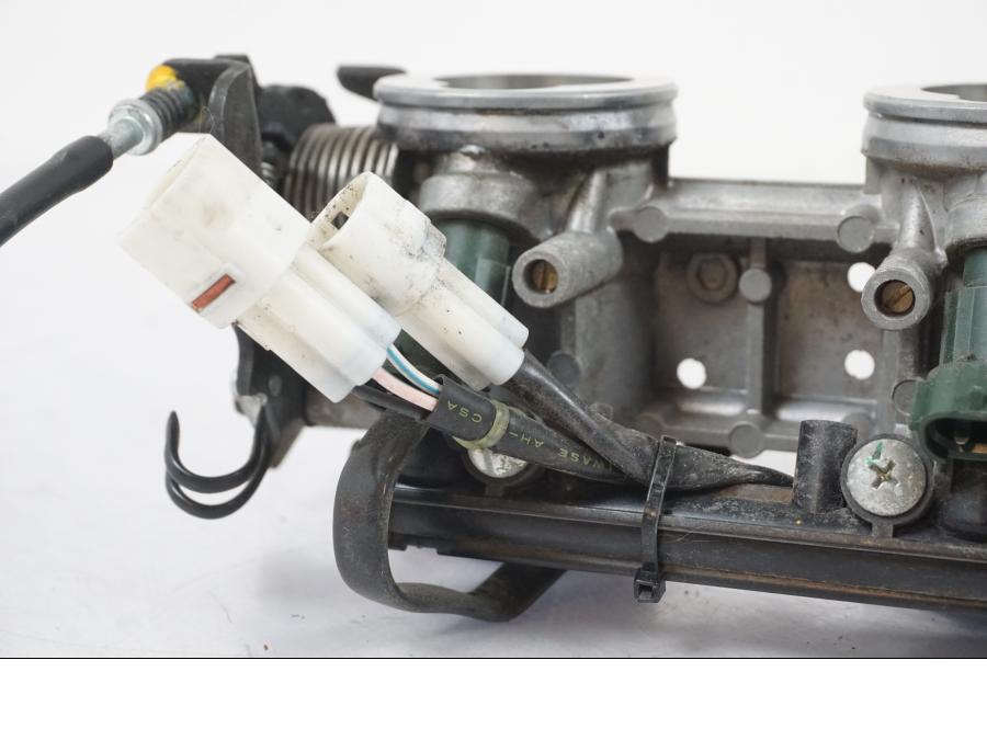 Snett uppifrån på Spjällhus från en Kawasaki ER-6F -2010 motorcykel.