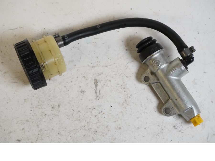 Baksidan pÄ Bromshuvudcylinder frÄn en BMW K 1200 R Sport -2007 motorcykel.