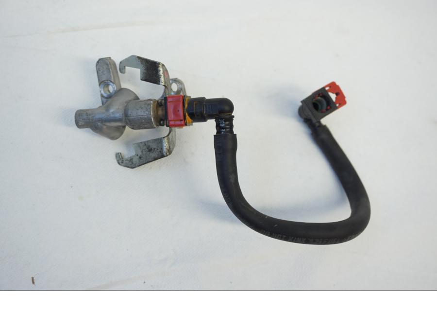 Baksidan på Fuel Rail från en Kawasaki VN 900 -2006 motorcykel.