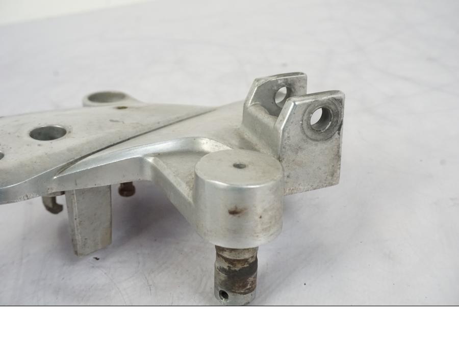 Snett uppifrån på Fotpinnefäste från en Honda CBR 125 R -2006 motorcykel.