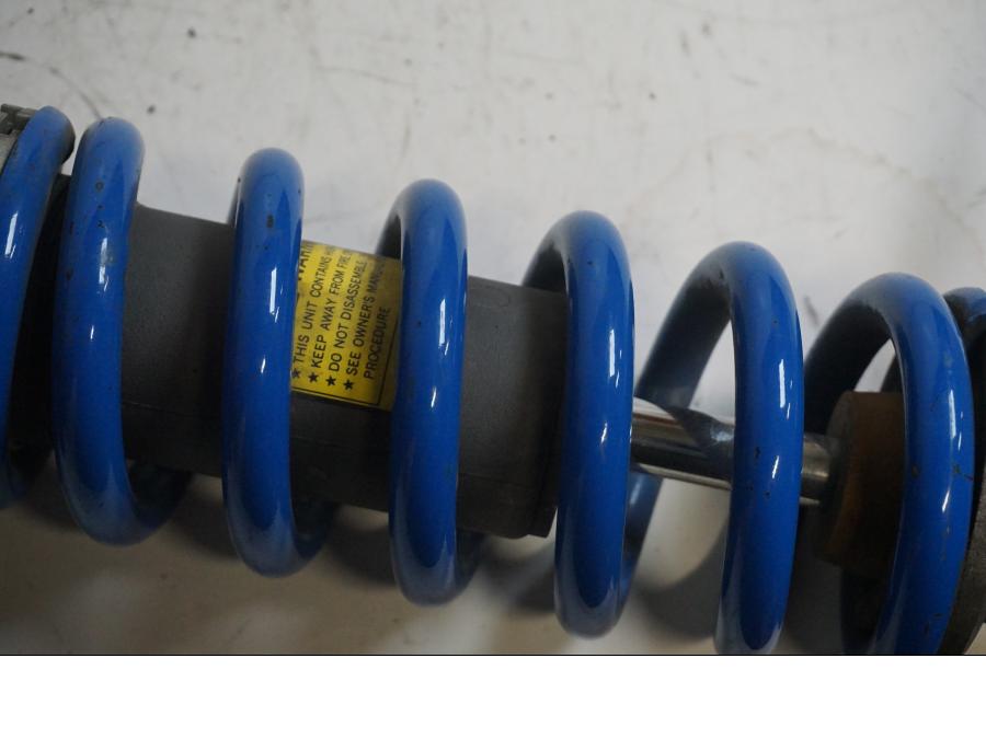 Snett uppifrån på Stötdämpare från en Triumph Street Triple R -2011 motorcykel.