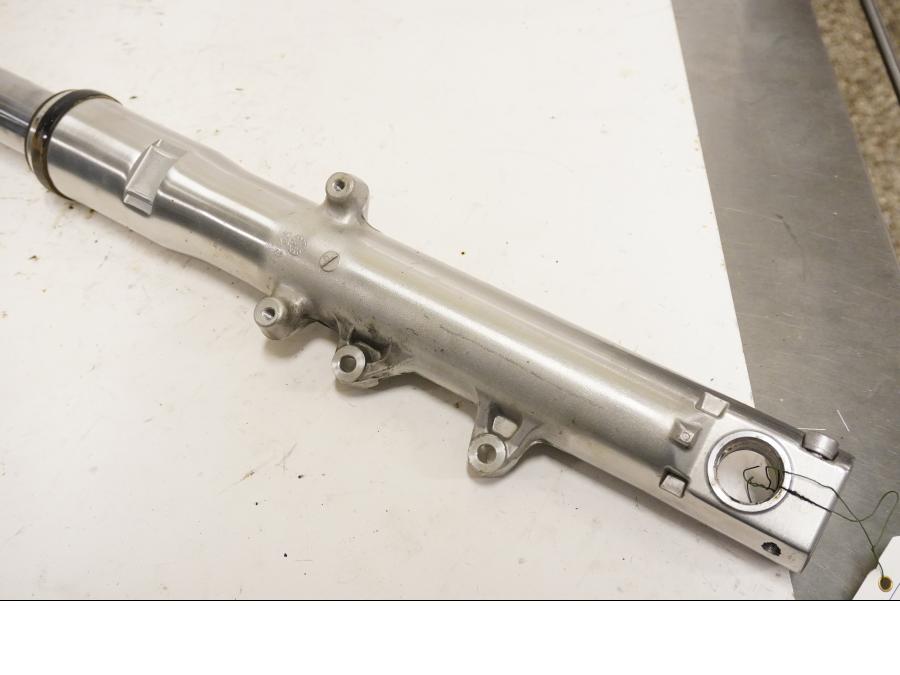 Vänster sida på Gaffelben från en Honda VT 1100 C -2000 motorcykel.