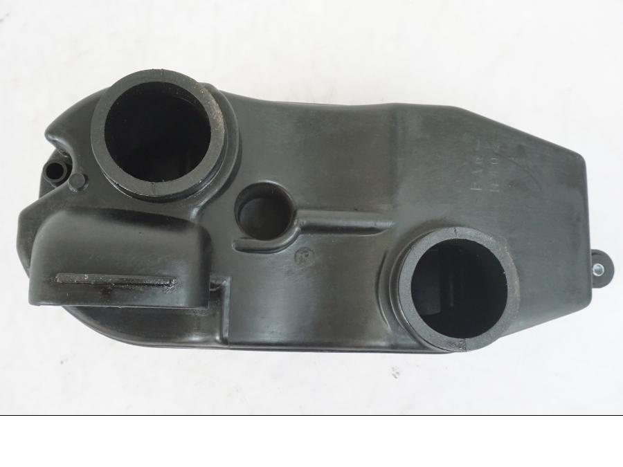 Snett uppifrån på Luftburk från en Yamaha XVS 1100 -2000 motorcykel.