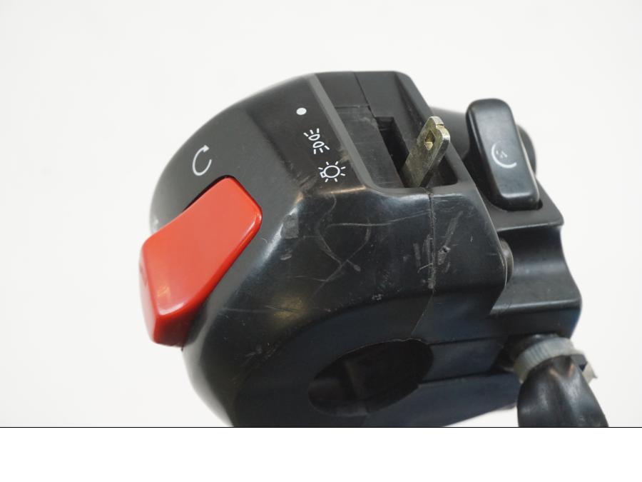 Snett uppifrån på Styrelreglage från en Yamaha YZF R6 -1999 motorcykel.