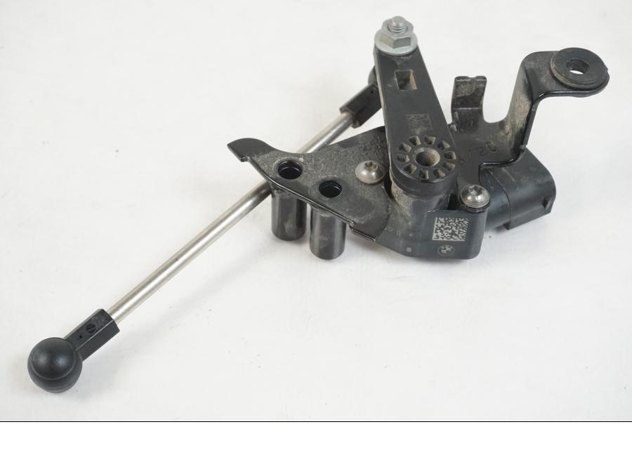 Snett nerifrån på Nivåsensor från en BMW R 1250 GS -2021 motorcykel.