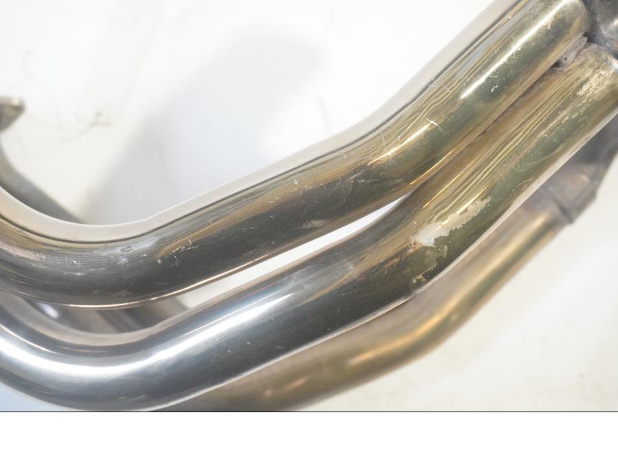 Höger sida på Grenrör från en Kawasaki Z 1000 -2003 motorcykel.