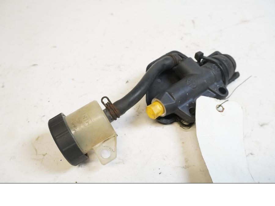 Baksidan på Bromshuvudcylinder från en KTM 625 SMC -2005 motorcykel.