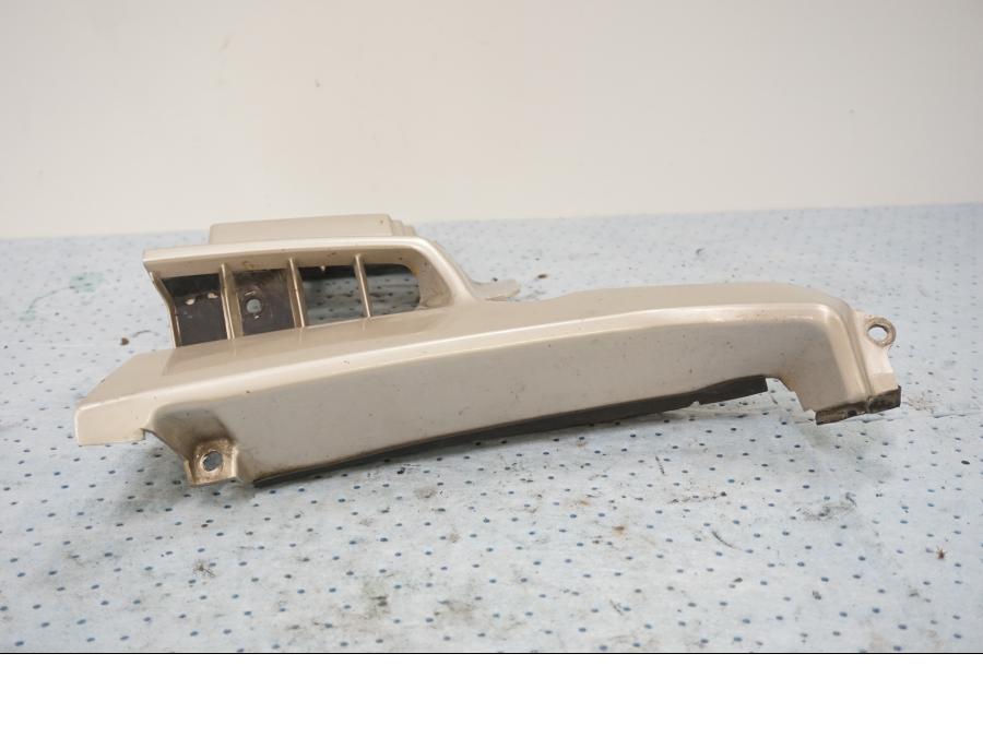 Höger sida på Sidkåpa från en Honda GL 1200 -1987 motorcykel.