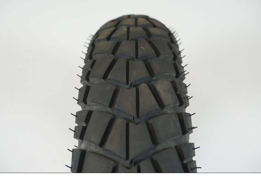 Baksidan på Däck från en Pirelli Scorpion A/T MT90 -0 moped.