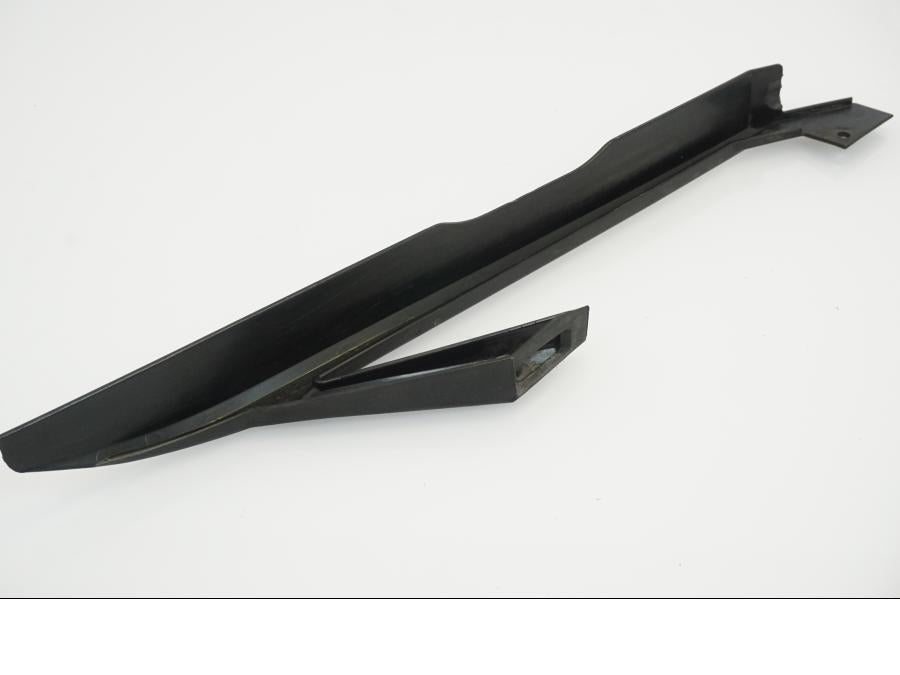 Snett nerifrån på Kedjeskydd från en KTM 690 Duke -2012 motorcykel.