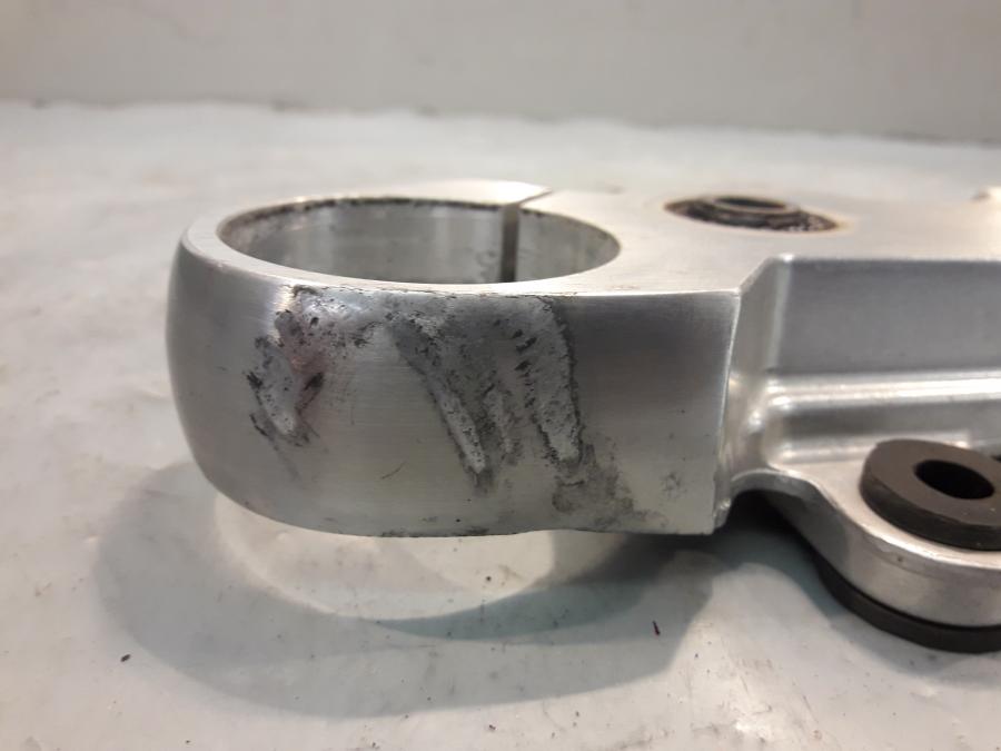 Höger sida på Gaffelkrona från en Suzuki VZ 800 -1999 motorcykel.