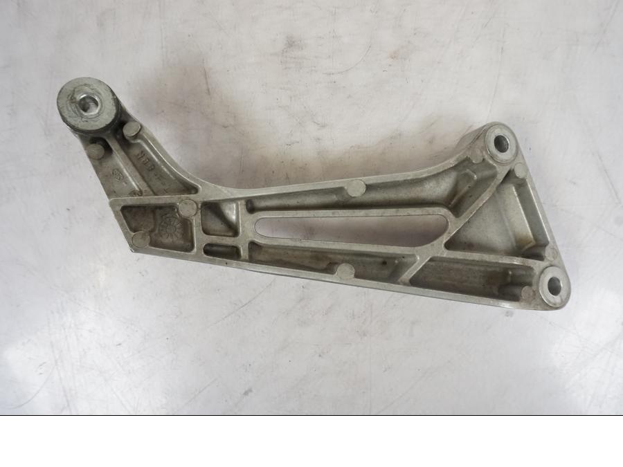 Snett nerifrån på Fotpinnefäste från en Honda VTR 1000 F -1997 motorcykel.