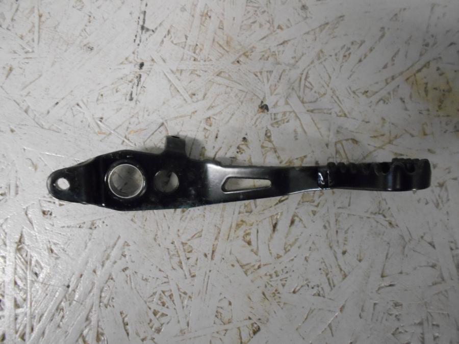 Framsidan på <p>Bromspedal från BMW R 1200 GS 2015.</p>
<p>Lite skrapmärken finns.</p> motorcykel.