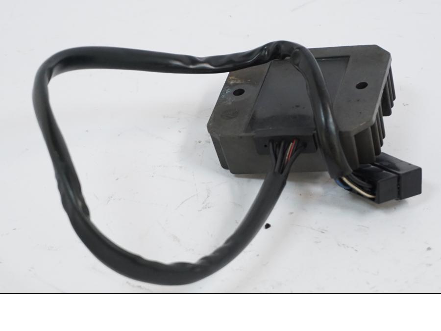 Vänster sida på Likriktare från en Kawasaki VN 1500 -2002 motorcykel.