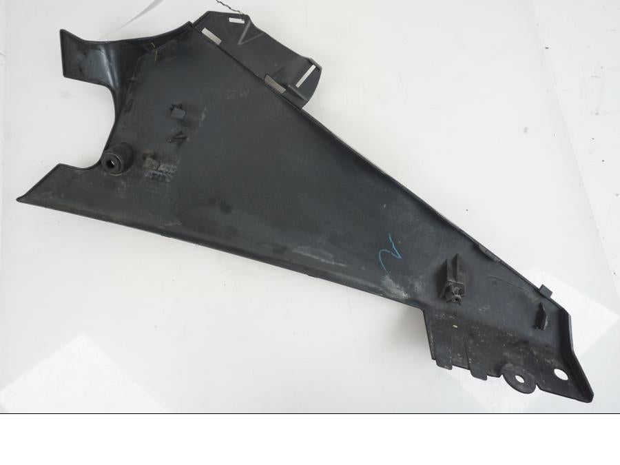 Snett nerifrån på Magkåpa från en Suzuki GSX-R 1000 -2007 motorcykel.