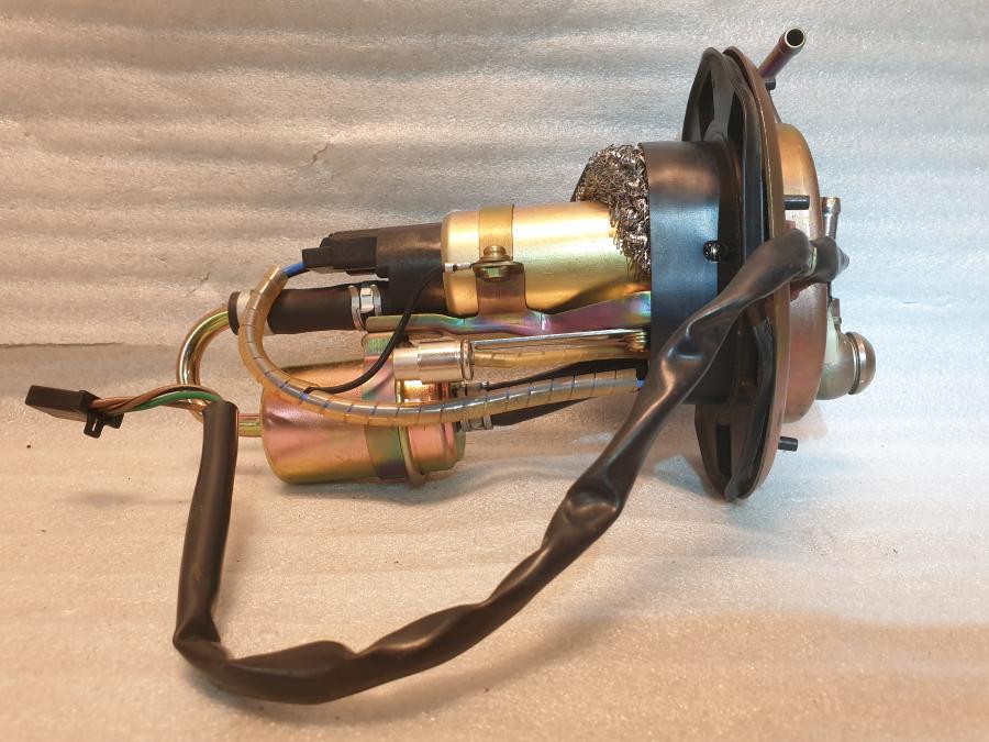 Snett uppifrån på Bensinpump insprut från en Honda CBR 900 RR -2003 motorcykel.