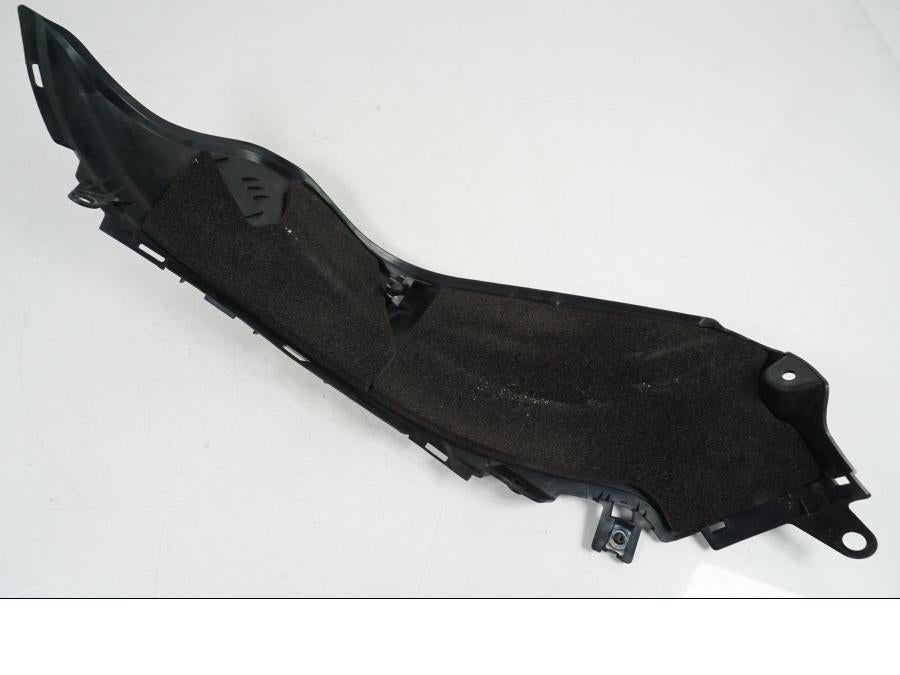 Vänster sida på Tankkåpa från en Suzuki GSX 1300 R -2017 motorcykel.