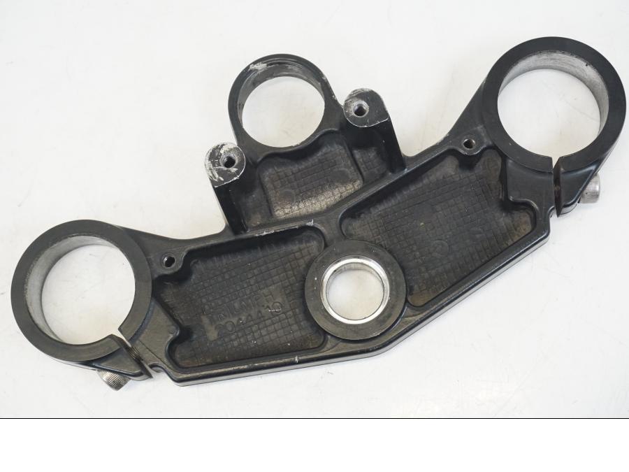 Snett nerifrån på Gaffelkrona från en Triumph TT 600 -2002 motorcykel.