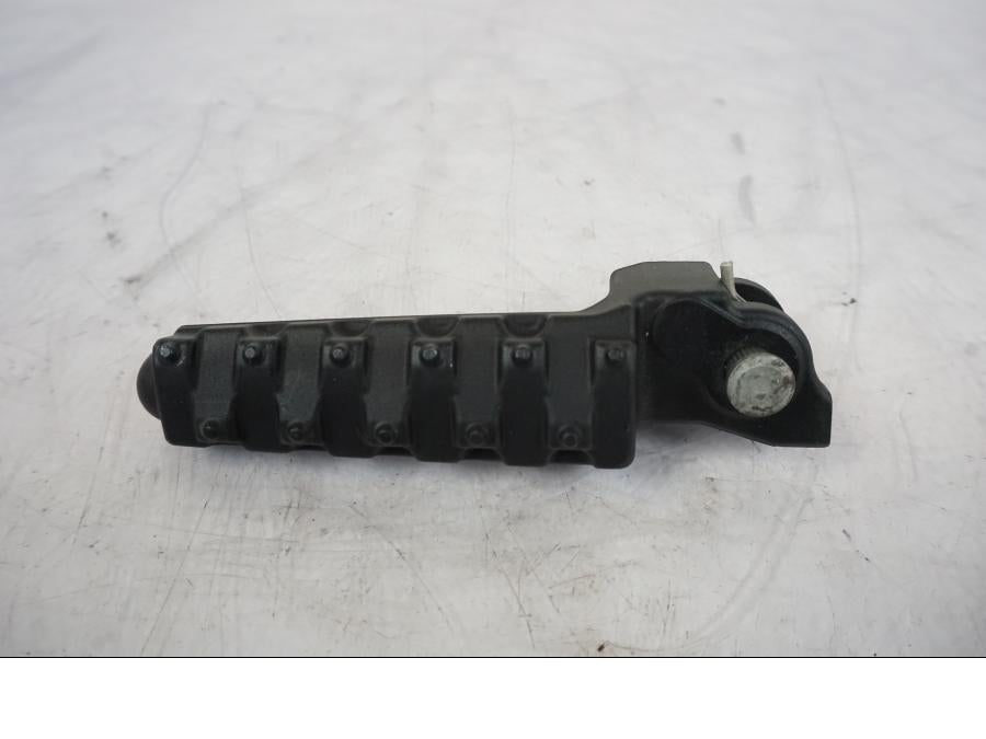 Snett uppifrån på Fotpinne från en KTM 1290 Super Duke -2019 motorcykel.