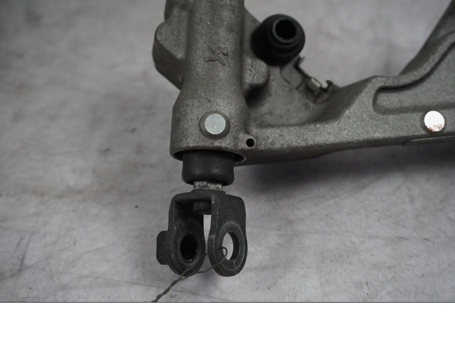 Snett uppifrån på Bromsoksfäste från en Honda XL 1000 V -2008 motorcykel.