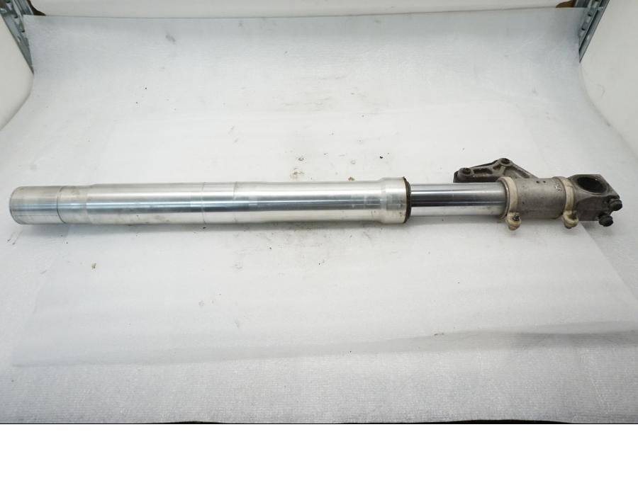 Baksidan på Gaffelben från en Ducati Monster 600 -2001 motorcykel.