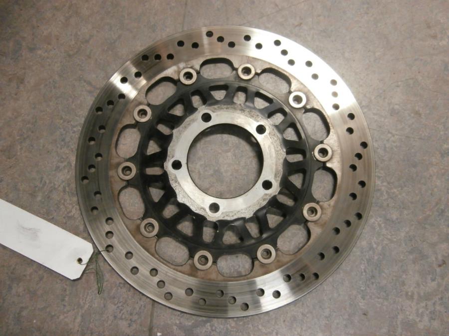 Baksidan på Bromsskiva från en Triumph Speed Triple -2002 motorcykel.