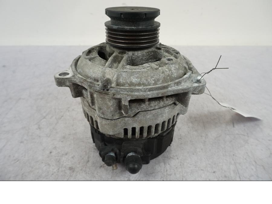 Vänster sida på Generator från en BMW R 850 R -2004 motorcykel.