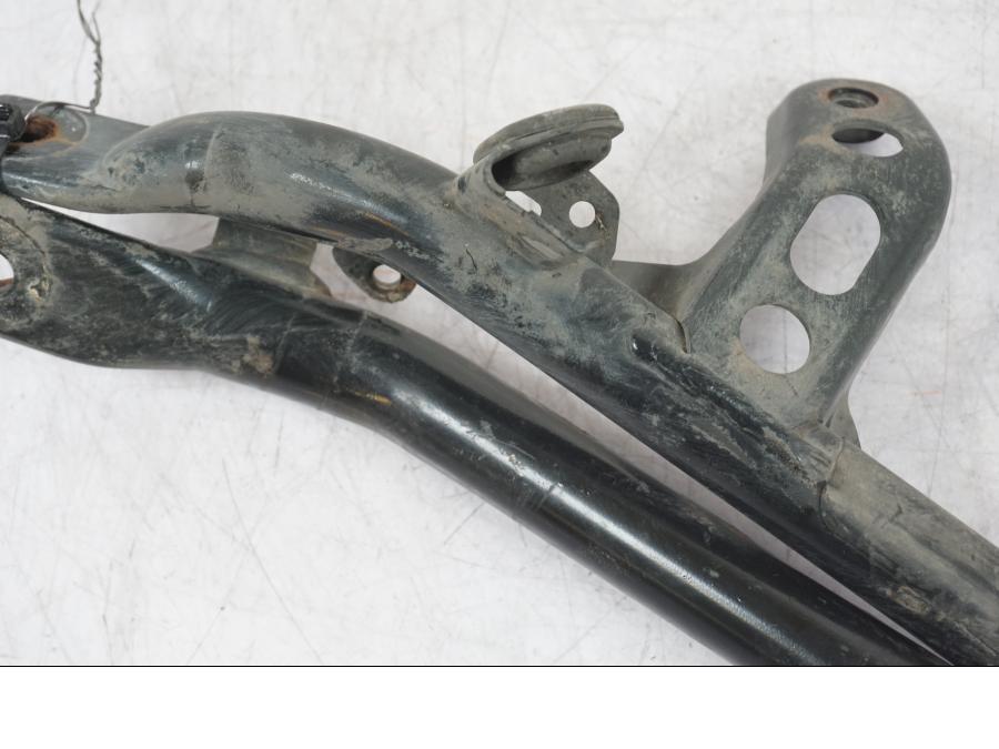 Snett nerifrån på Ramdel från en BMW R 1200 GS -2005 motorcykel.