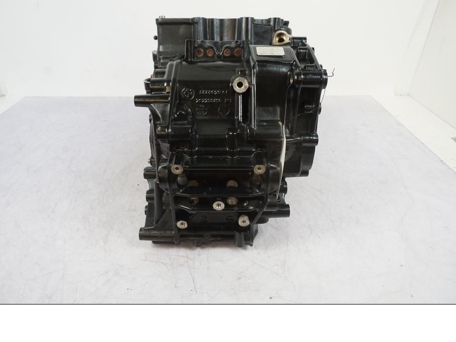 Snett nerifrån på Motorblock från en BMW F 750 GS -2020 motorcykel.