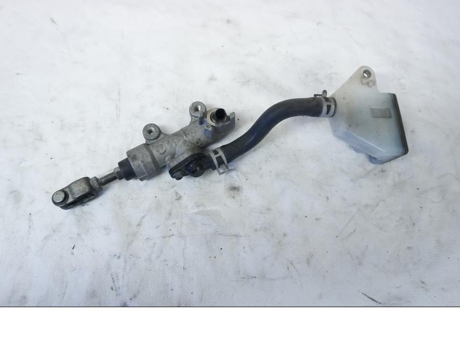 Baksidan på Bromshuvudcylinder från en Suzuki GSX-R 750 -2001 motorcykel.