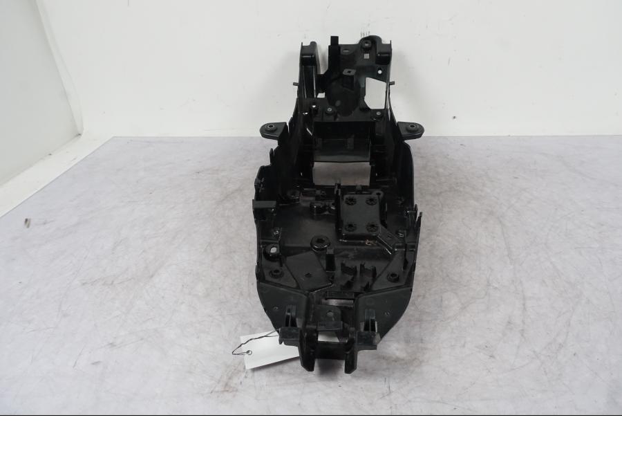 Snett nerifrån på Undertail från en Yamaha MT-09 -2024 motorcykel.