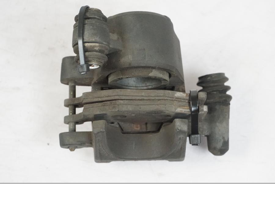 Snett nerifrån på Bromsok från en Suzuki GSX-R 750 -2006 motorcykel.