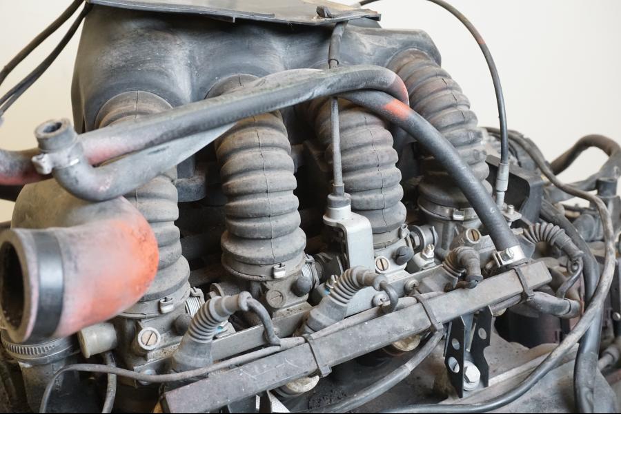 Snett nerifrån på Motor från en BMW K 1100 LT -1999 motorcykel.