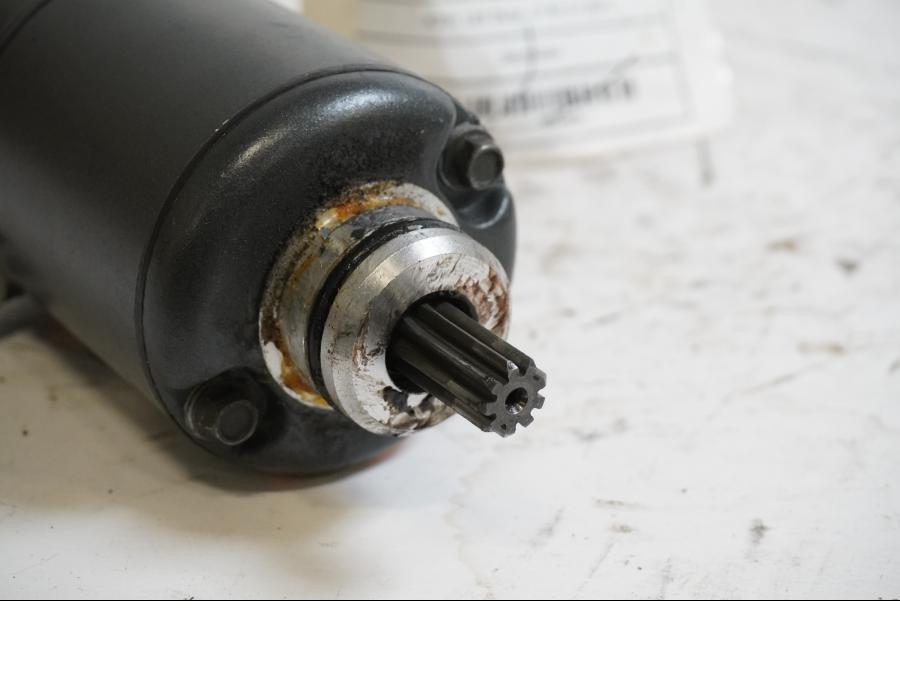 Baksidan på Startmotor från en KTM 125 Duke -2017 motorcykel.